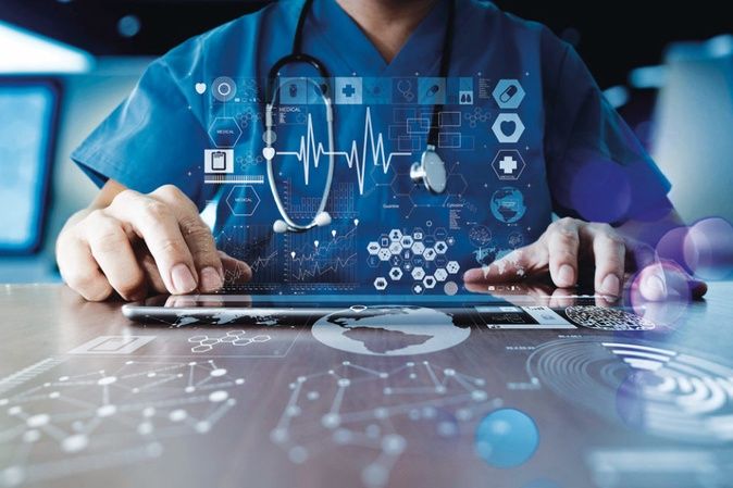 Pacientes usam óculos de Realidade Virtual enquanto médicos operam seus cérebros