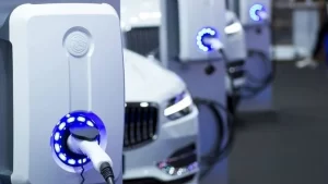 Carros-hibridos-e-elétricos-carregando