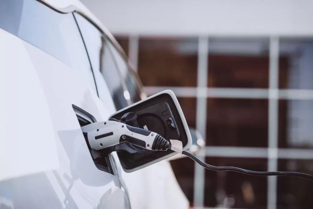 carros-elétricos-volvo-fornecendo-energia-em-postos-elétricos